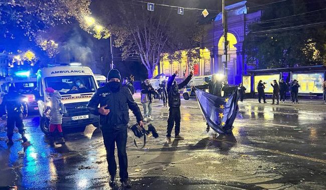 Em Tbilisi, as forças de segurança começaram a dispersar um protesto e houve vítimas