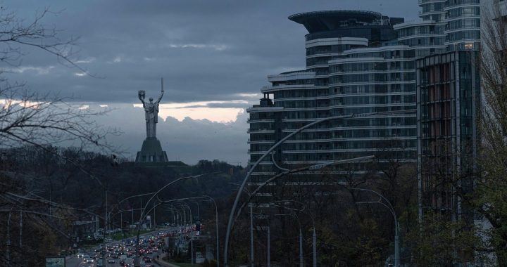 Uma árvore de Natal incomum foi instalada em Kiev: a mídia mostrou do que ela era feita (foto)