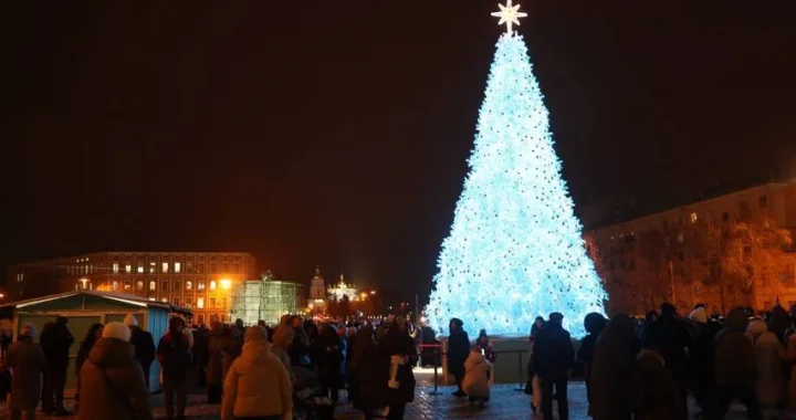 Magia festiva em Kyiv: a principal árvore de Natal da Ucrânia simboliza uma nova era