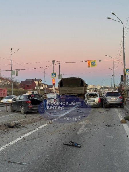 Em Sebastopol, um caminhão de ocupação bateu em seis carros, a mídia mostrou fotos Acidente de viação