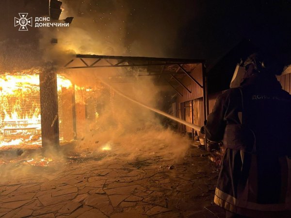 O exército russo atacou equipes de resgate enquanto apagava um incêndio em Pokrovsk