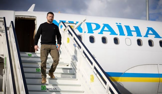 Zelensky chega a Paris