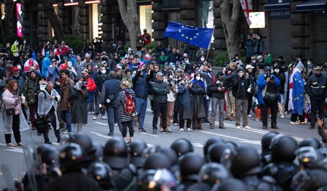 Geórgia realiza eleições presidenciais hoje: pessoas protestam no parlamento