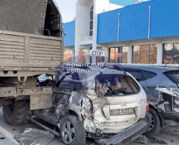 Em Sebastopol, um caminhão de invasores bateu em seis carros, a mídia mostrou fotos Acidente de viação