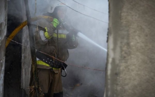 Nos subúrbios de Nikolaev, um morador local salvou quatro crianças de um incêndio