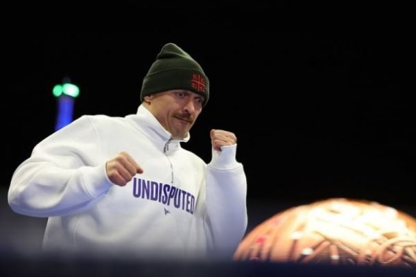 Usyk realizou um treino aberto antes da revanche com Fury - aparição em um barco, show de Pivovarov ( vídeo)