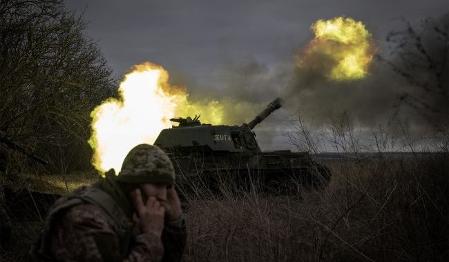 Os russos estão bombardeando Kherson com artilharia e tentando partir para o local