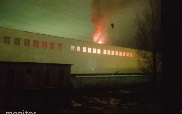 Fábrica de aeronaves em chamas em Smolensk, Rússia