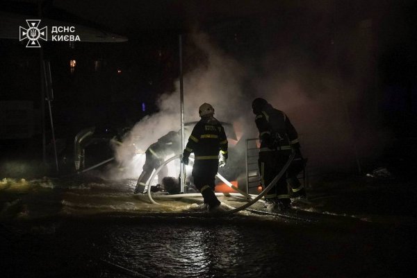 O Serviço de Emergência do Estado mostrou as consequências do ataque russo no distrito de Shevchenkivskyi em Kiev (FOTO)