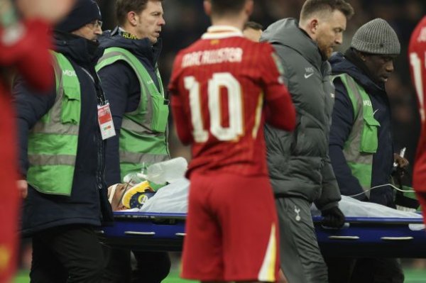  Tottenham Jogador de futebol do Hotspur sofre ferimento na cabeça em partida da Copa da Liga contra o Liverpool: vídeo horrível 