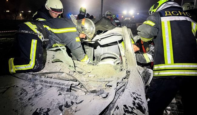 Em Vishnevoe, 5 pessoas, incluindo crianças, foram resgatadas das ruínas do bombardeio de Shahed