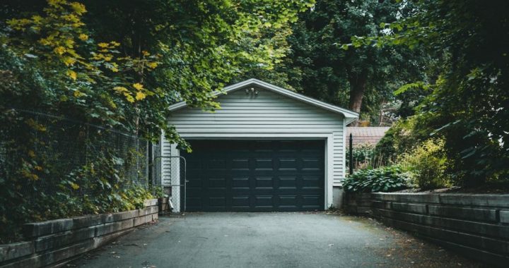 Como guardar adequadamente as roupas na garagem para que não estraguem