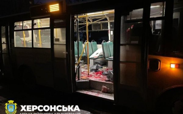 O número de mortos no ataque russo a um microônibus em Kherson aumentou: o coração de um especialista do Serviço de Impostos do Estado parou