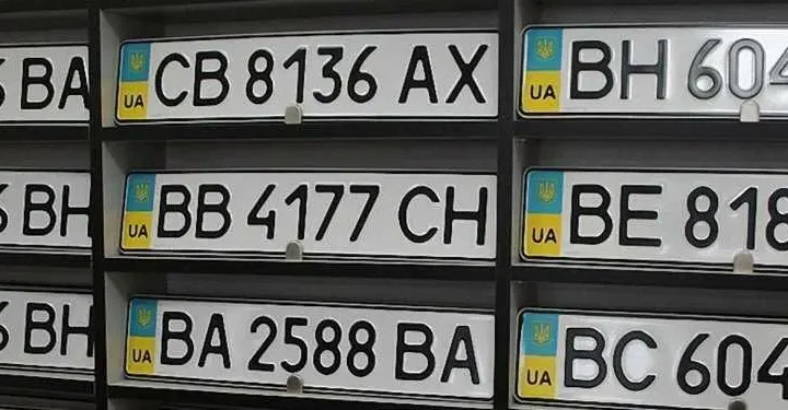 Ucrânia proíbe placas de carros com certas letras: detalhes