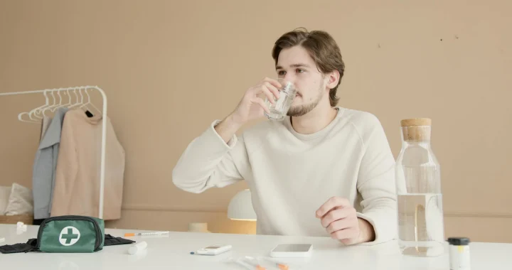 Quanta água você deve beber por dia: volumes ideais e riscos