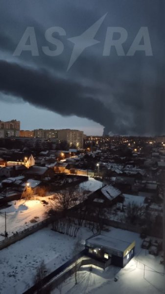 À noite, em Engels, na Rússia, drones atingiram uma usina, uma instalação de armazenamento de petróleo pegou fogo (FOTO)