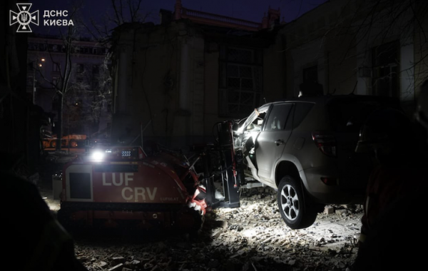 O trabalho de emergência continua no local do ataque de ontem no centro de Kiev