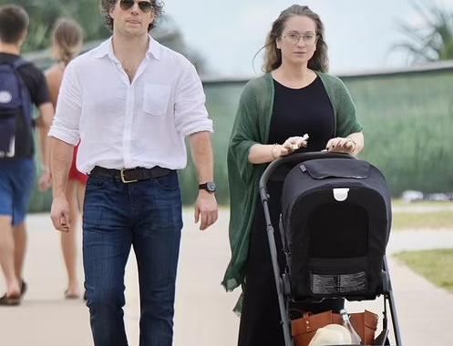 Henry Cavill e Natalie Viscuso se tornaram pais pela primeira vez