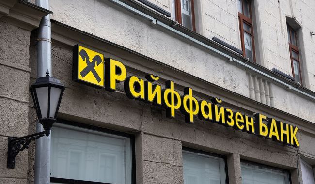 Raiffeisen Bank ganha dinheiro com as empresas de máquinas militares de Putin, Bloomberg