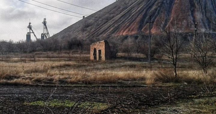 O que são montes de escória e por que eles se tornaram pontos-chave na guerra?