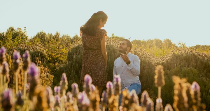 História da proposta de casamento de joelhos: de onde surgiu essa tradição?