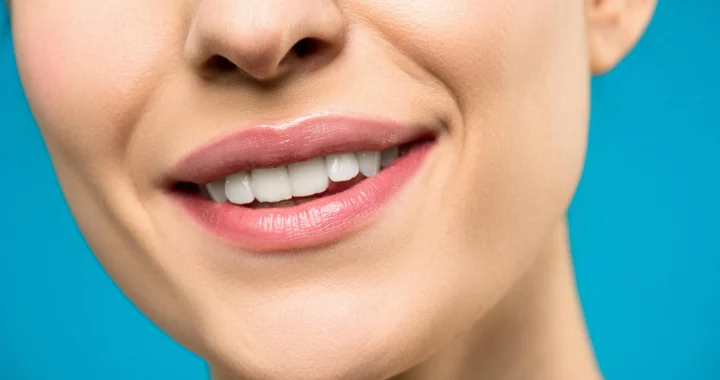 Como se livrar da placa bacteriana: uma bebida caseira simples para um sorriso saudável