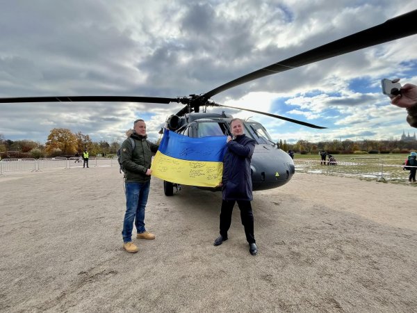 Проєкт «Подарунок для Путіна»: жителі Чехії зібрали гроші на військовий вертоліт для України