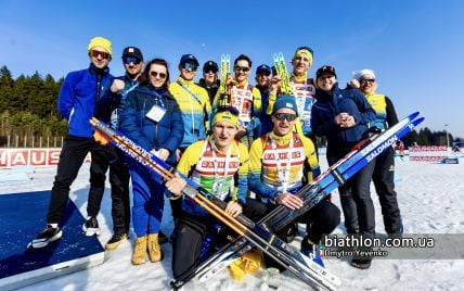 A equipe ucraniana de biatlo masculino concedeu um prêmio honorário a um norueguês que passou por uma cirurgia cardíaca