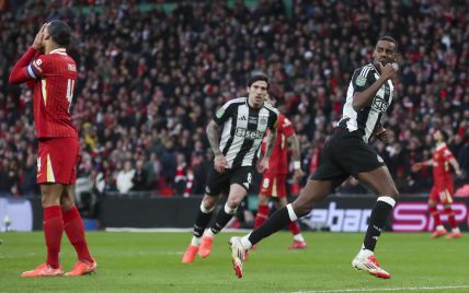 Newcastle surpreende Liverpool e conquista a Taça da Liga Inglesa (vídeo)