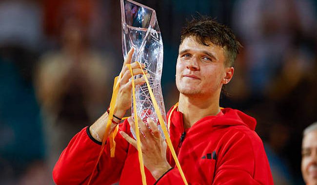 Classificação da ATP. Menshik estreia no top 30 do ranking, Tsitsipas se fortalece no top dez