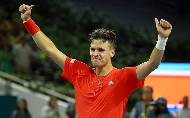 “Menimal” com caráter: como Yakub Menshik passou do drama júnior à vitória sobre Djokovic na final do Masters