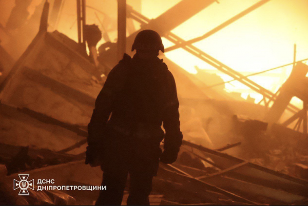Equipes de resgate apagam incêndio após ataque russo no Dnieper ontem