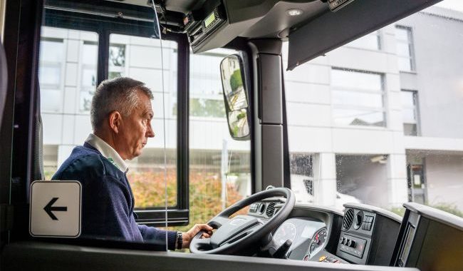 Em Drohobichi, através das águas turvas, uma onda de ônibus começou a zumbir: conforme explicado no TCC