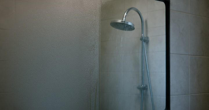 Por que o espelho embaça após o banho e como resolver isso