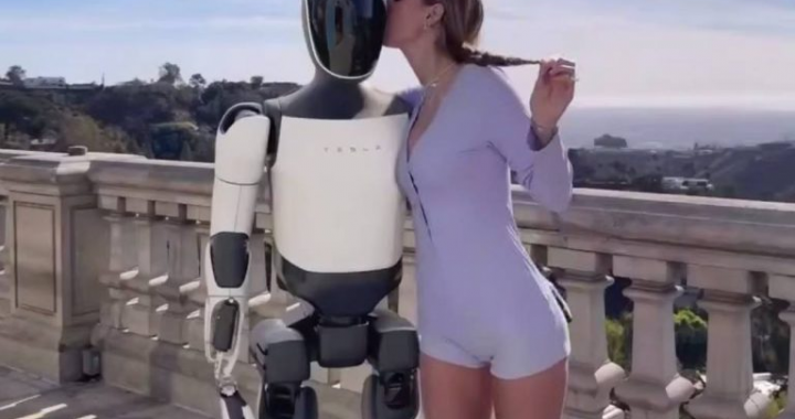 Modelo ucraniana do OnlyFans, Anna Maligon, grava com o robô Tesla Optimus – vídeo