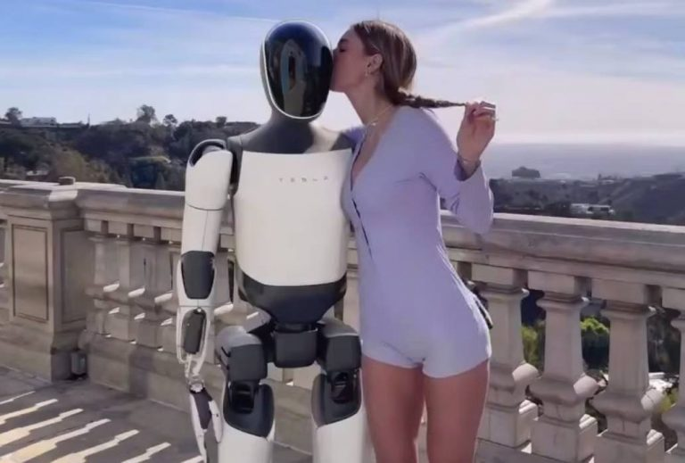 Robô humanoide Tesla Optimus impressiona a rede - vídeo