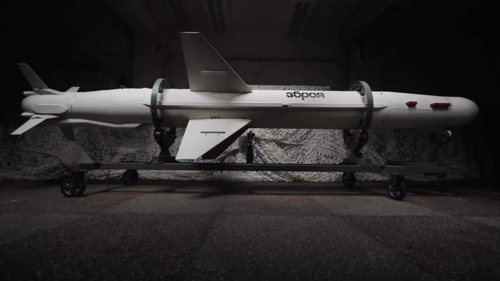 Conheça os novos detalhes do míssil ucraniano «Longo Neptuno», versão modernizada do R-360, com alcance de 1000 km e já testado em combate.