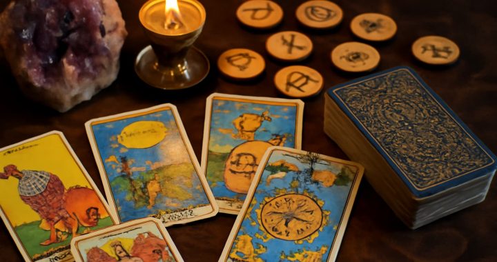 O que espera por você hoje: previsões das cartas de Tarot