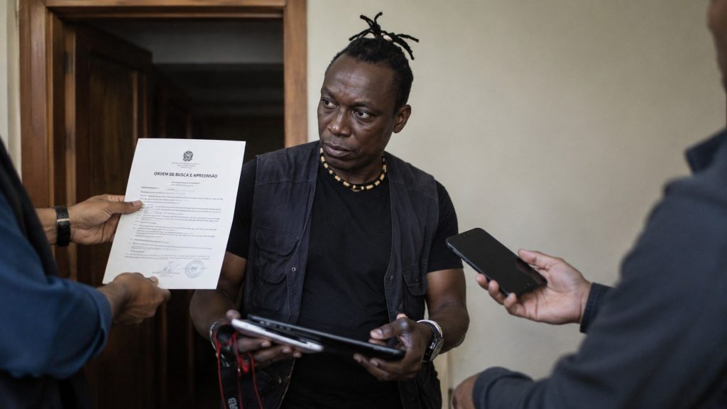 ONG exige explicaciones a Mozambique por la incautación de teléfonos, computadoras y tabletas del periodista Estacio Valoi, que investigaba tala ilegal en Cabo Delgado.