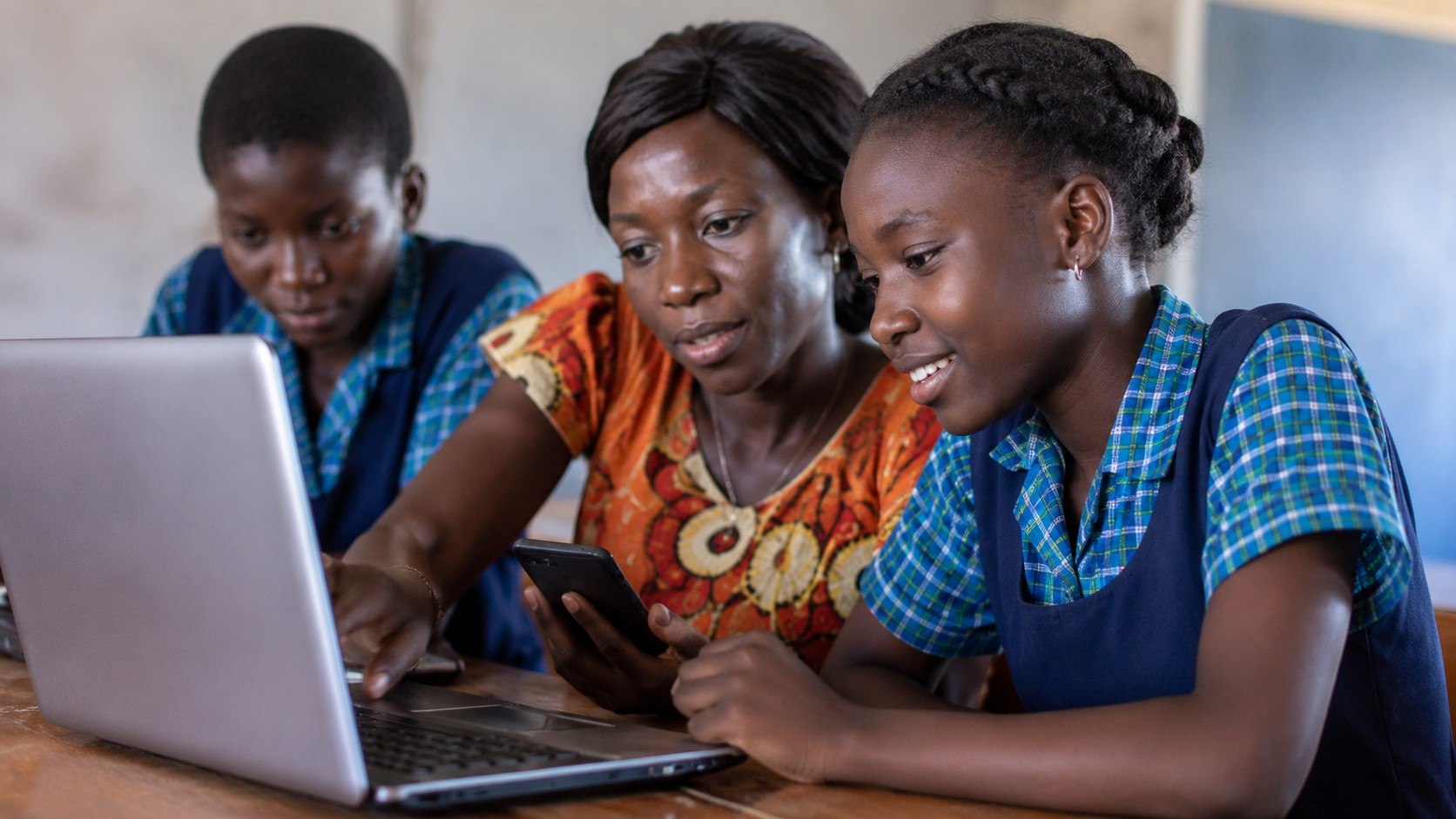 Banco Mundial prepara programa de até 25 milhões de dólares para ampliar o acesso a dispositivos digitais em Moçambique, com prioridade para mulheres, jovens e famílias vulneráveis.