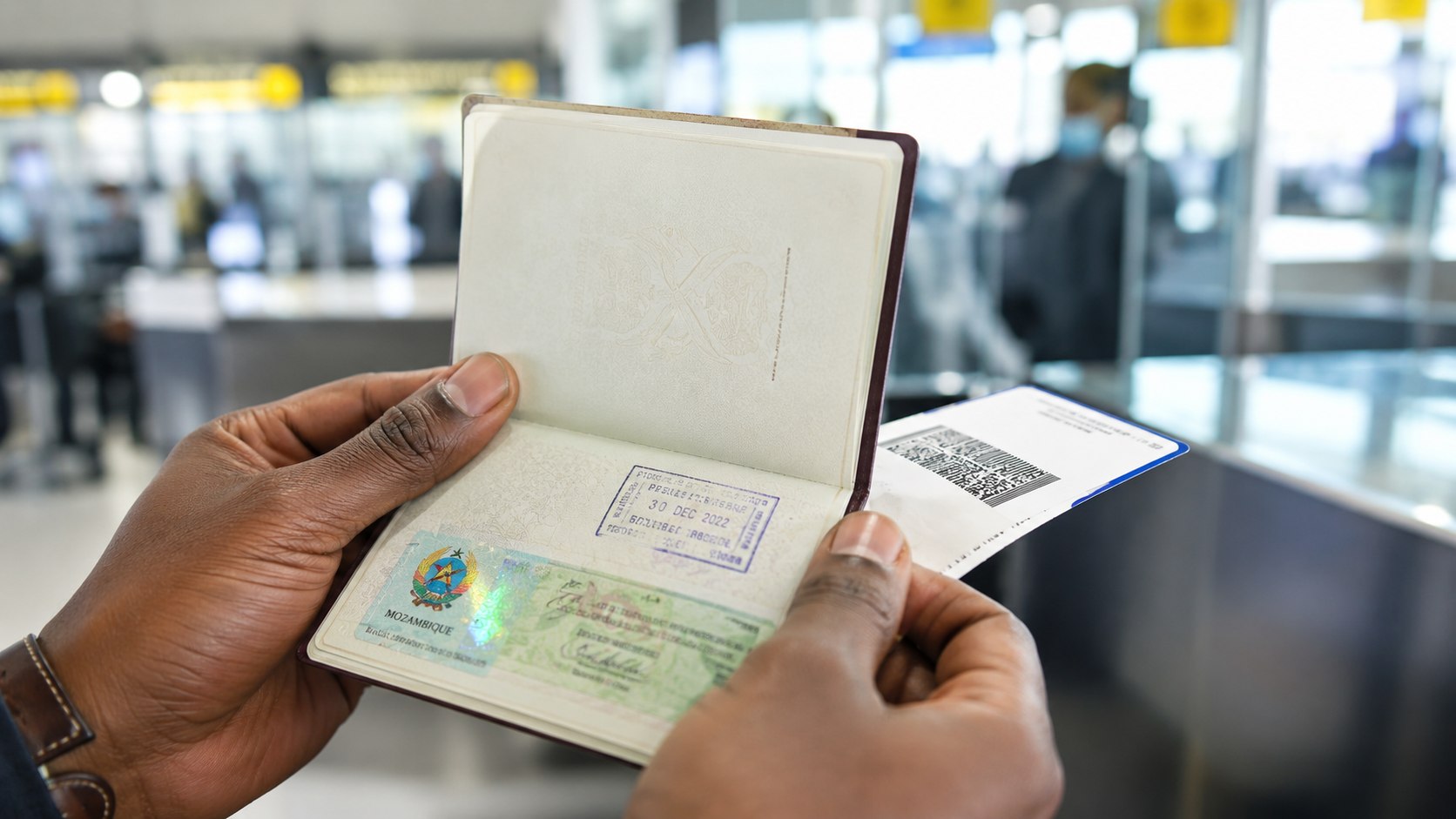 Saiba onde moçambicanos recebem visto à chegada em 2026, quanto custa, quantos dias permite permanecer e quais documentos apresentar na imigração de cada destino turístico.