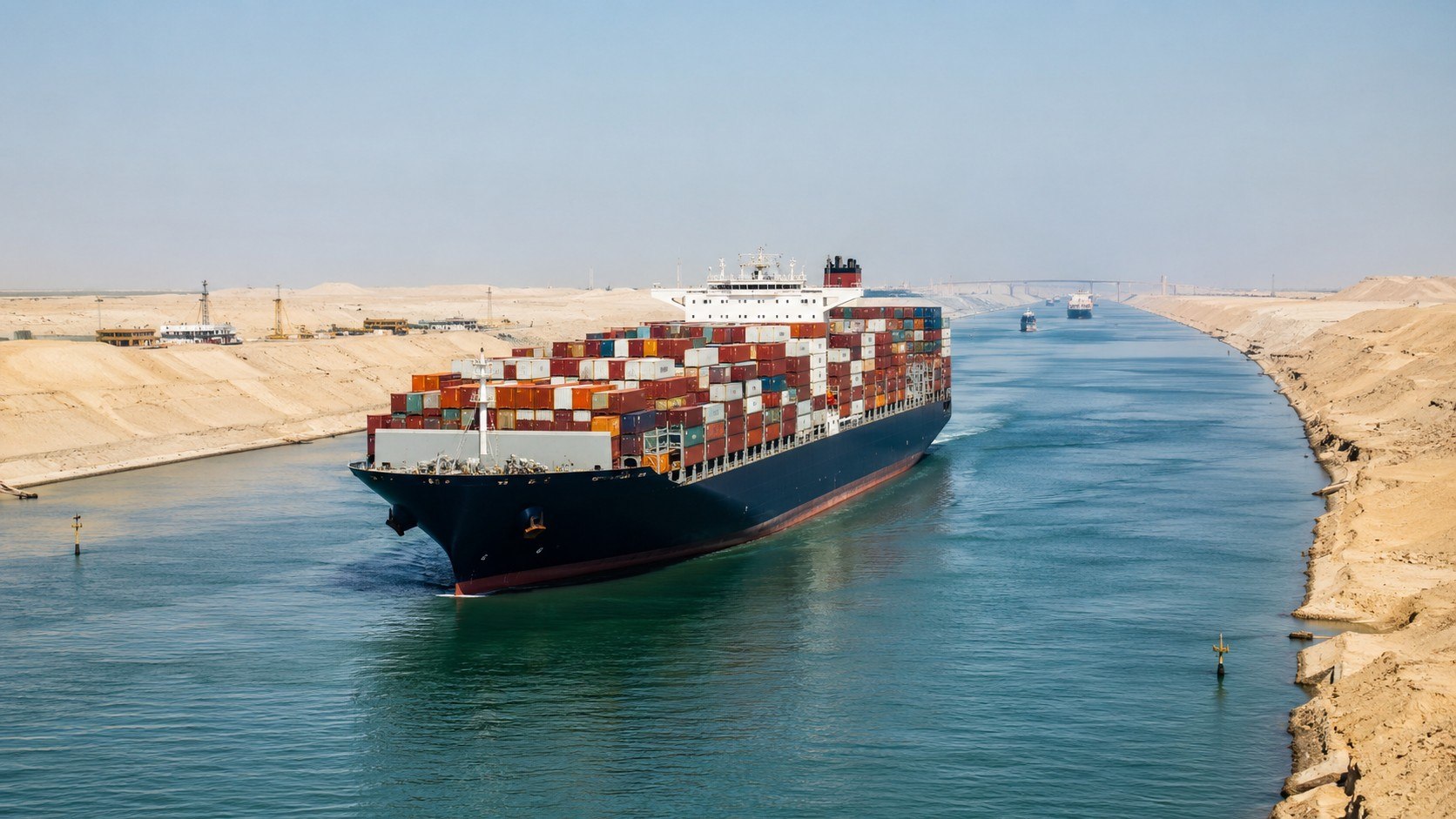 O regresso de grandes transportadoras ao Canal de Suez pode alterar fretes, prazos de entrega e preços de produtos importados por Moçambique.