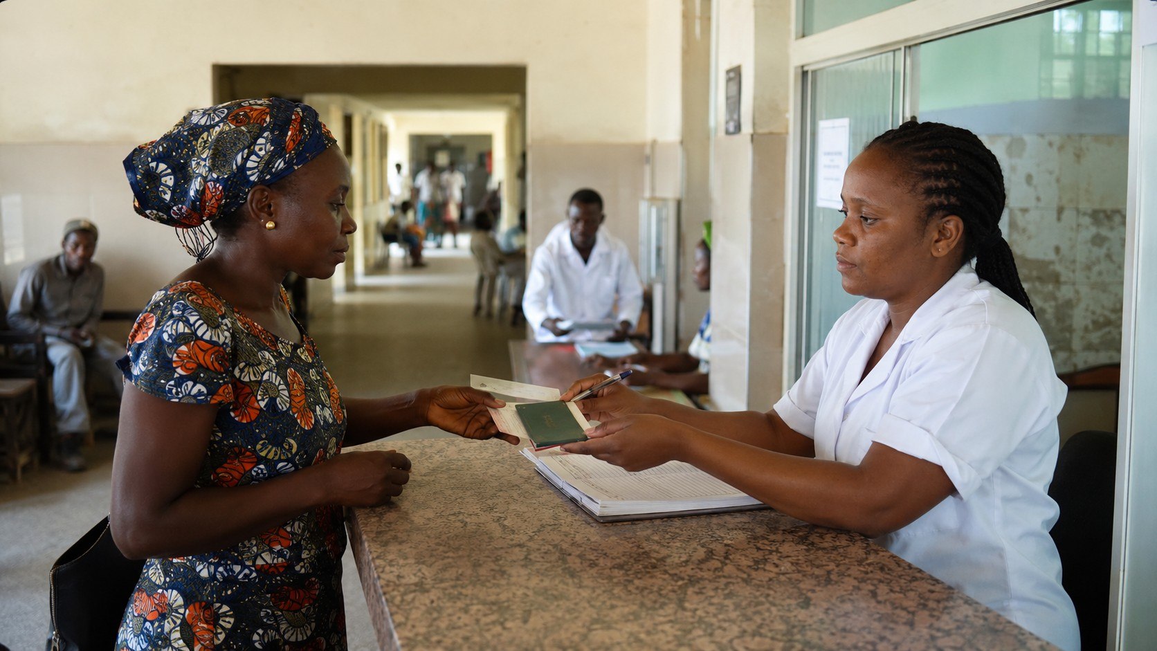 Cómo marcar consulta en un hospital público de Mozambique, qué documentos llevar, cuándo se necesita referencia médica y cómo actuar ante una urgencia.