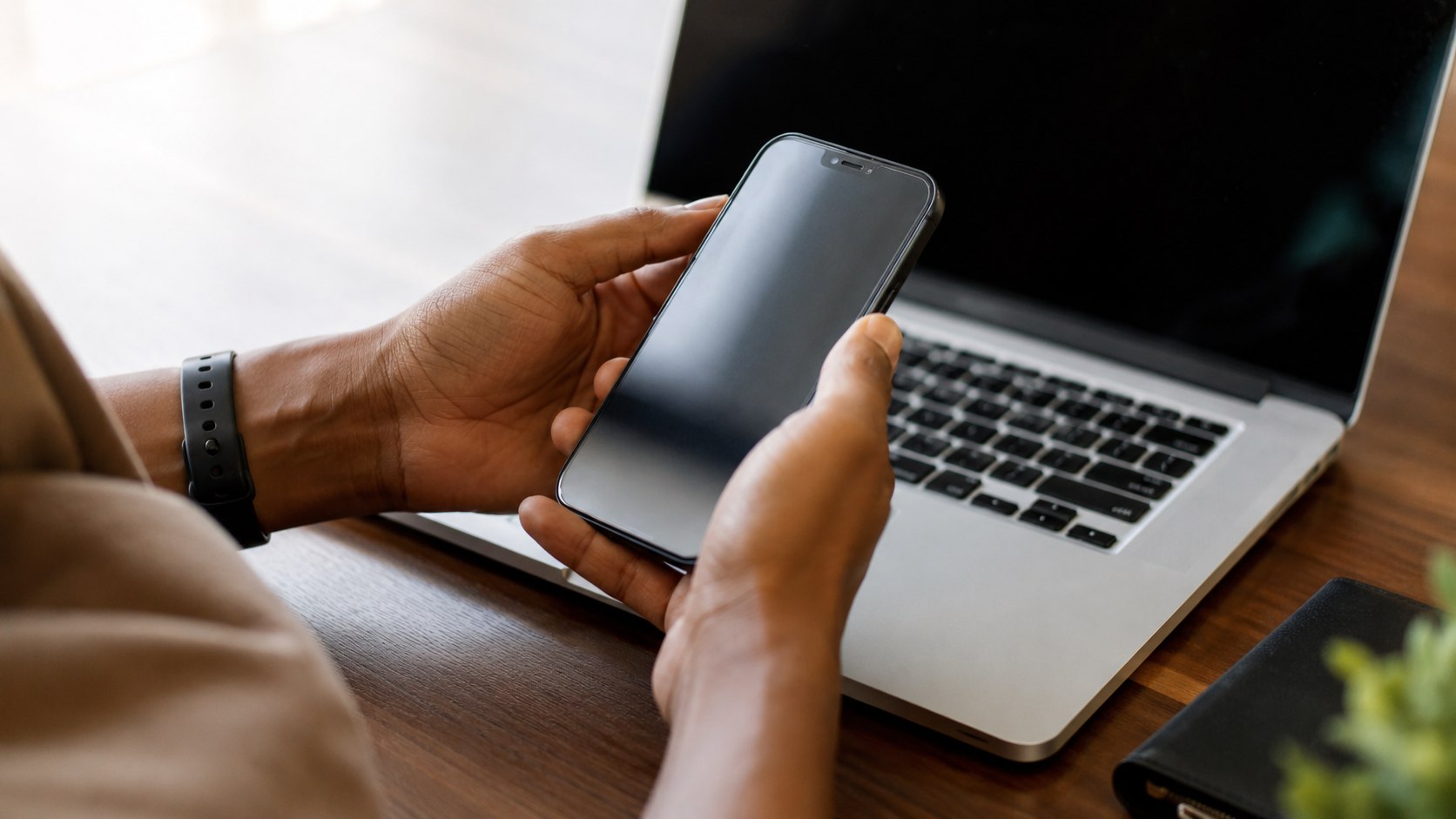 Saiba como bloquear telemóvel roubado em Moçambique pelo IMEI, suspender o cartão SIM, proteger o M-Pesa, apagar dados remotamente e comunicar o caso à polícia e operadora. Passo a passo.